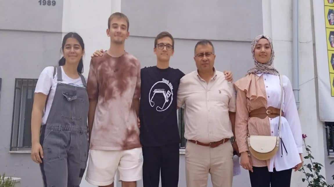 2023-2024 Eğitim Öğretim yılı dönem birincilerimiz.Kendilerini ve ailelerini tebrik ediyor başarılarının devamını diliyoruz.